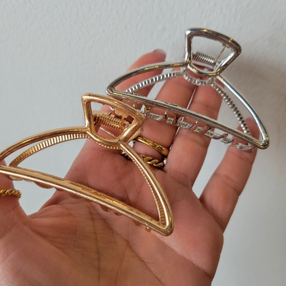 Classic metallic claw clip